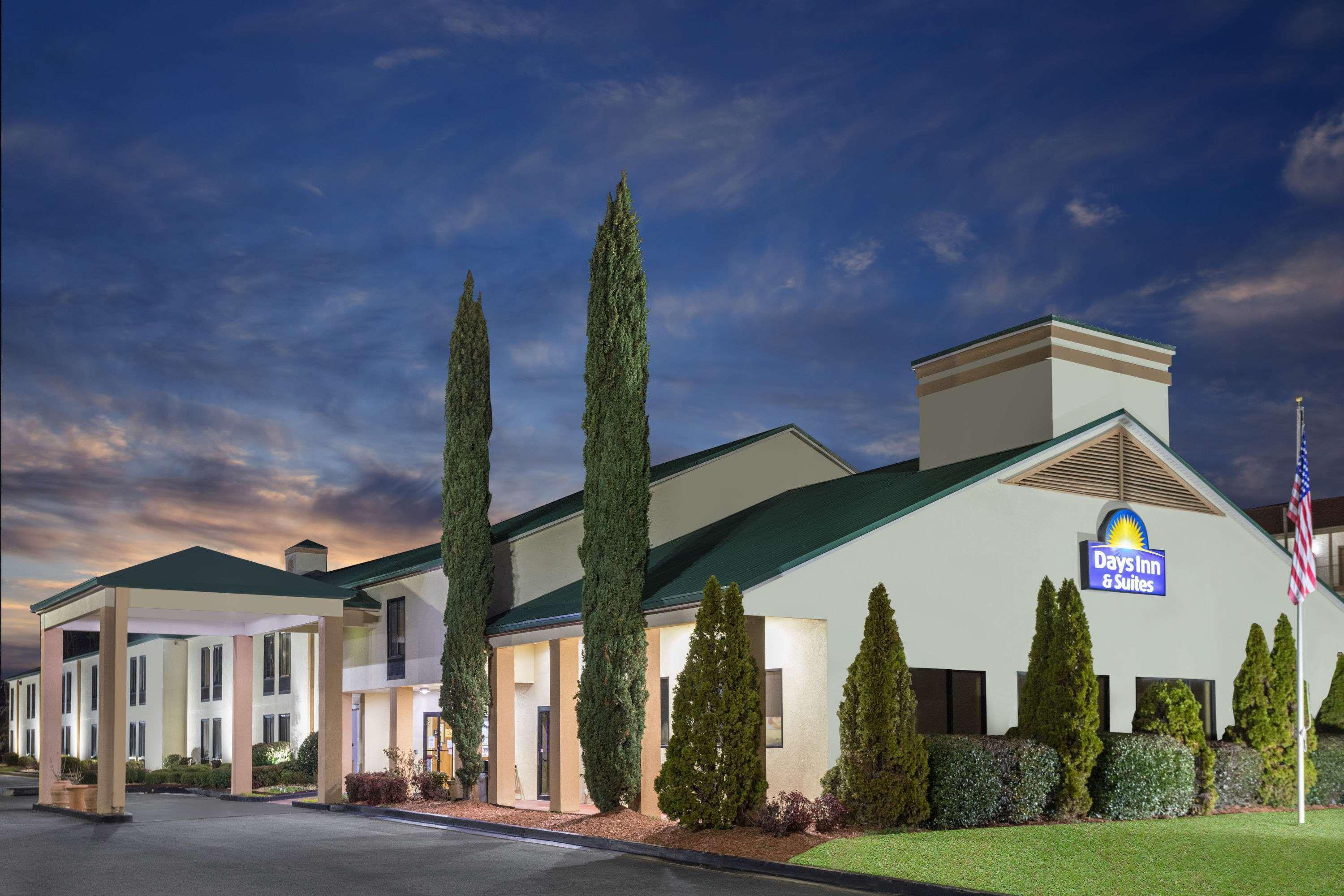 Days Inn & Suites By Wyndham Peachtree Corners Norcross Bagian luar foto