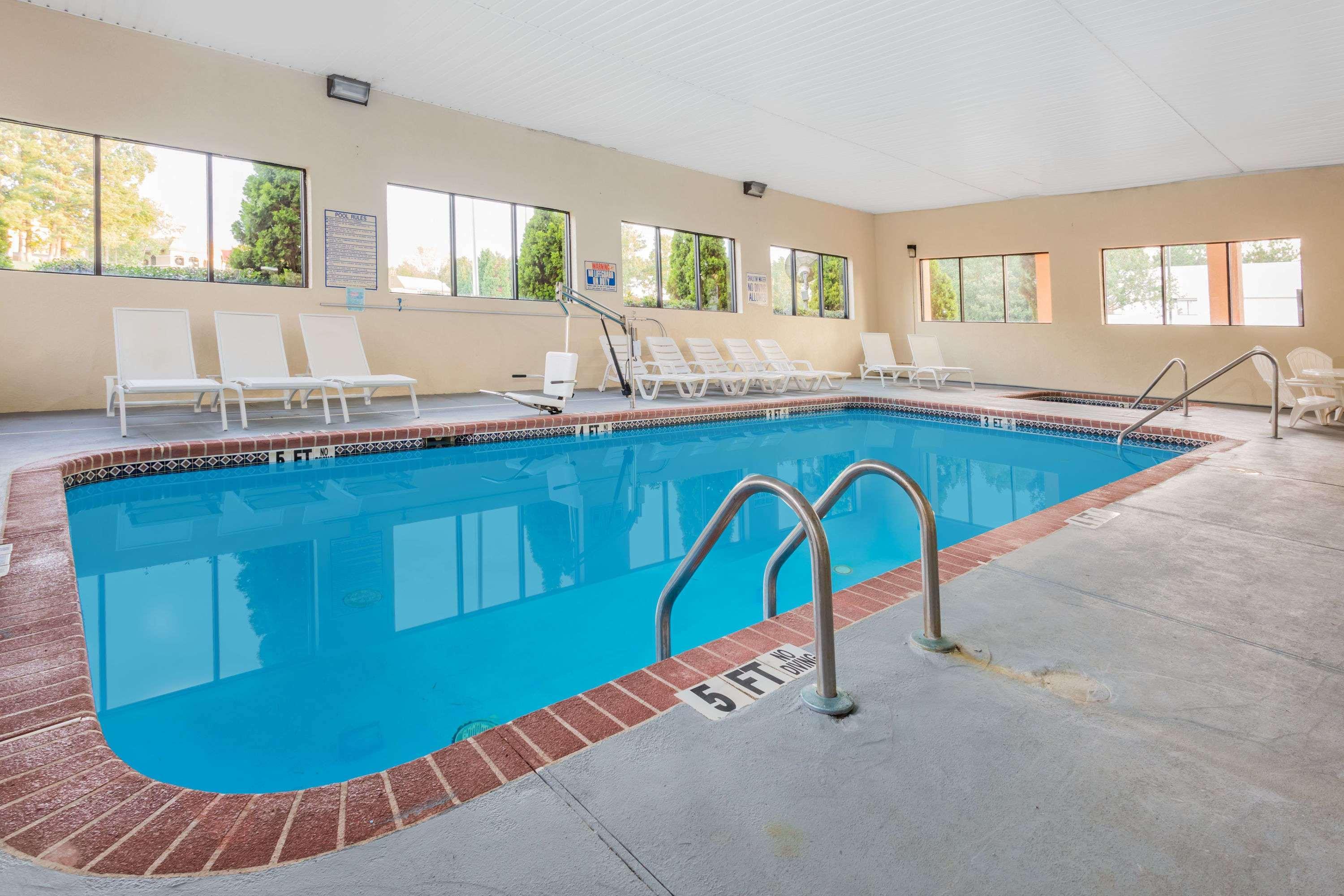 Days Inn & Suites By Wyndham Peachtree Corners Norcross Bagian luar foto