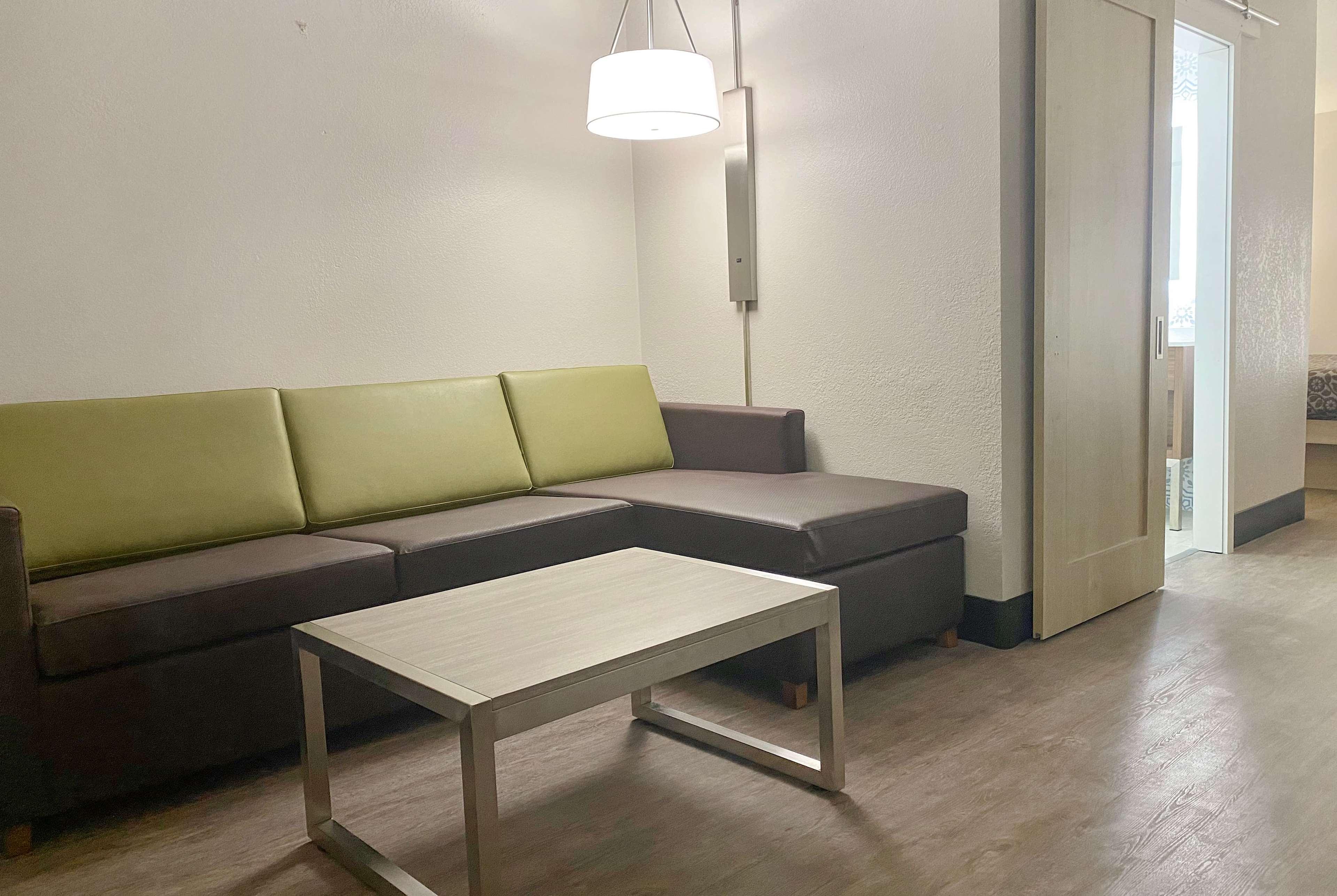 Days Inn & Suites By Wyndham Peachtree Corners Norcross Bagian luar foto