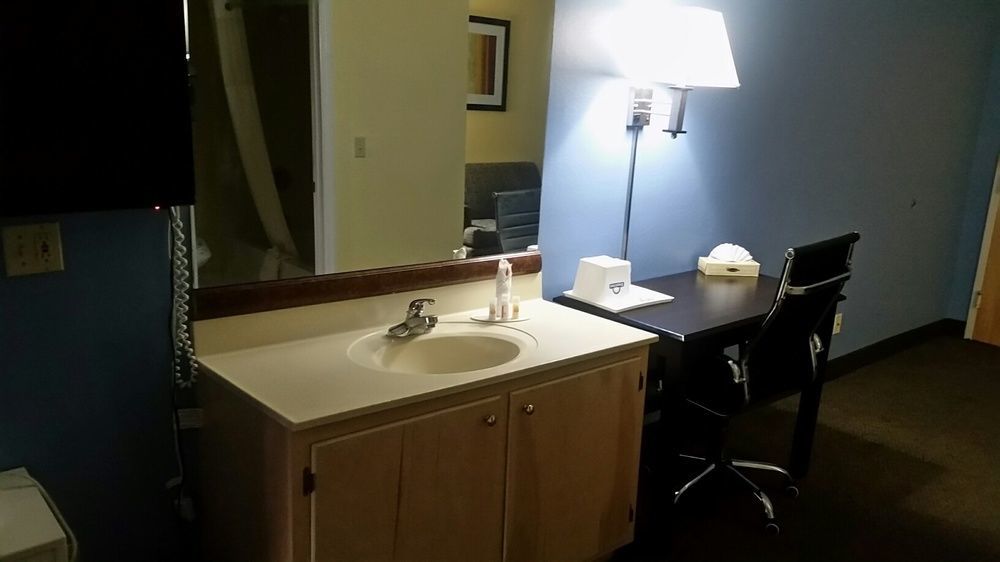 Days Inn & Suites By Wyndham Peachtree Corners Norcross Bagian luar foto