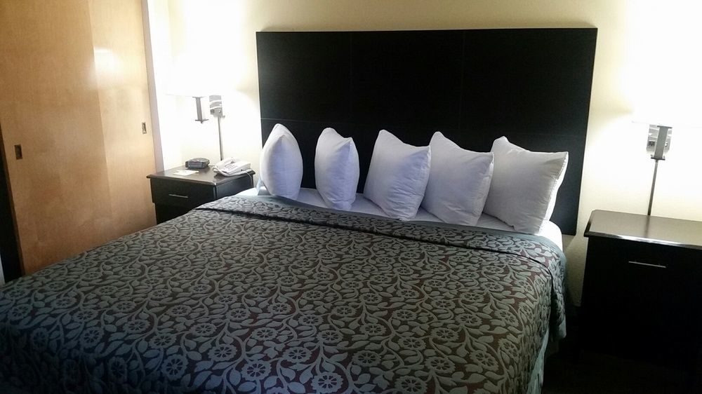 Days Inn & Suites By Wyndham Peachtree Corners Norcross Bagian luar foto