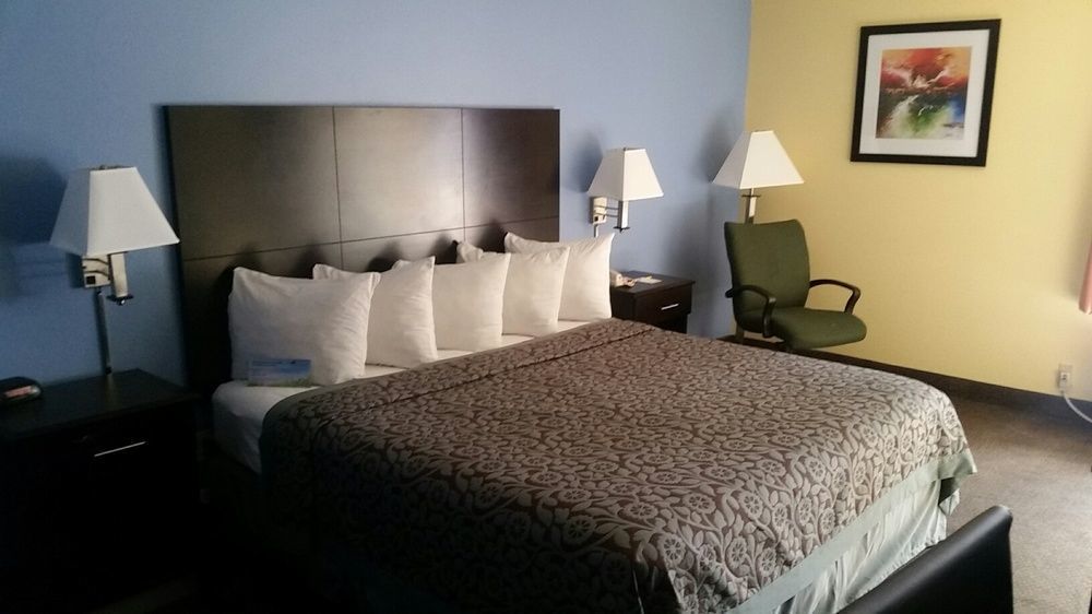 Days Inn & Suites By Wyndham Peachtree Corners Norcross Bagian luar foto