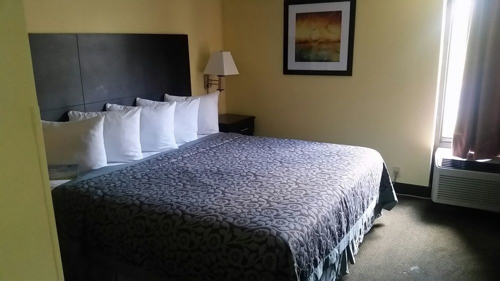 Days Inn & Suites By Wyndham Peachtree Corners Norcross Bagian luar foto