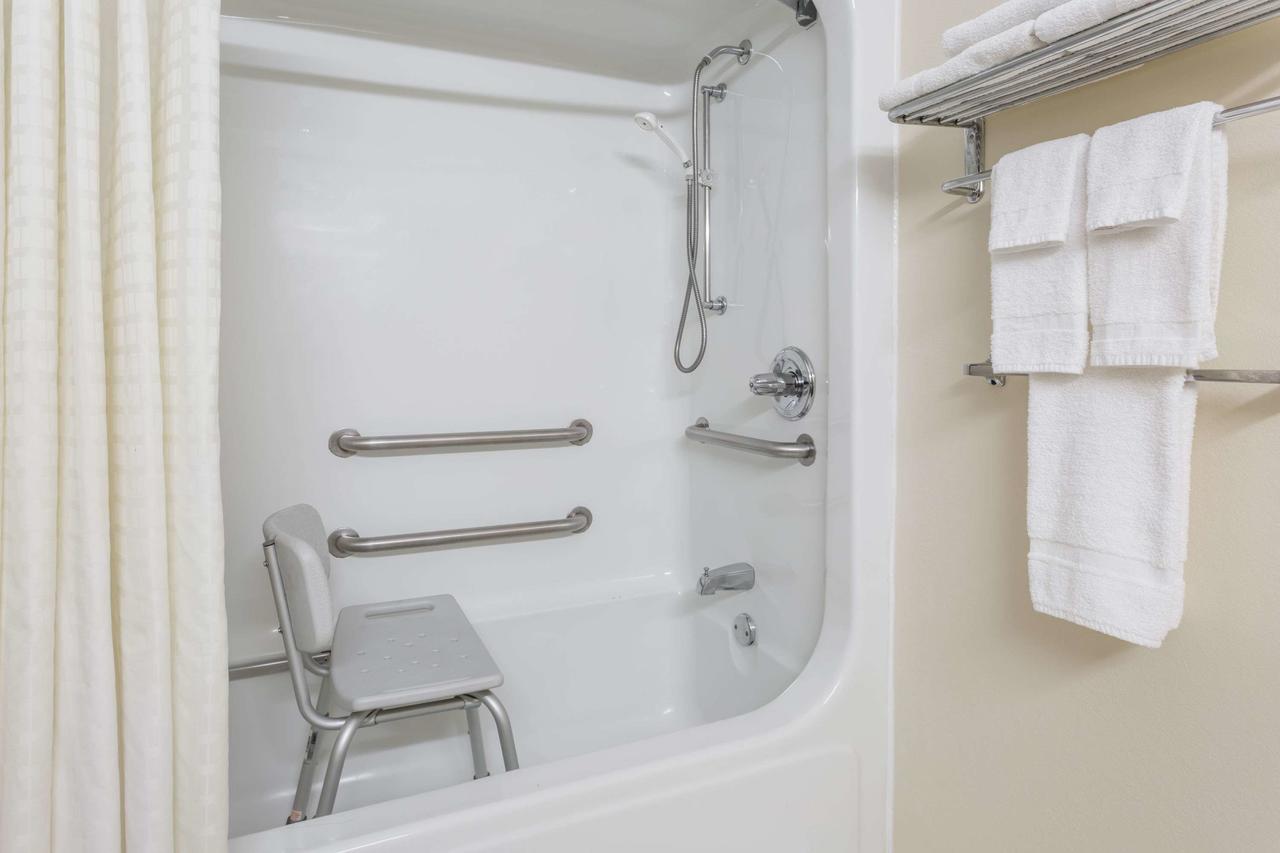 Days Inn & Suites By Wyndham Peachtree Corners Norcross Bagian luar foto