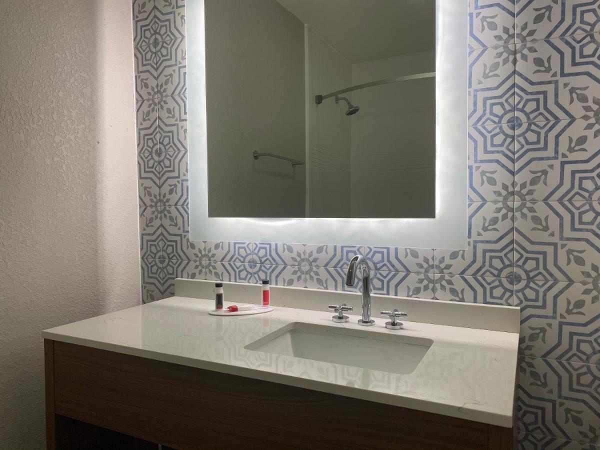Days Inn & Suites By Wyndham Peachtree Corners Norcross Bagian luar foto